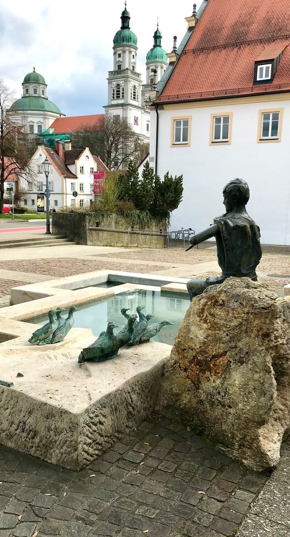 Entenbrunnen mit Blick auf die Basilika St. Lorenz