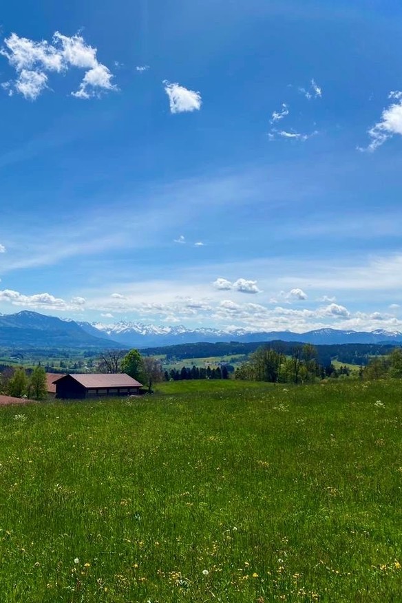 Panorama, blauer Himmel und grüne Wiesen vom Mariaberg in Kempten