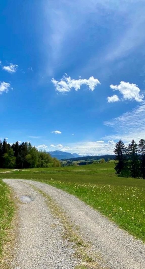 Panorama, blauer Himmel und grüne Wiesen auf dem Jakobus-Pilgerweg durch Kempten