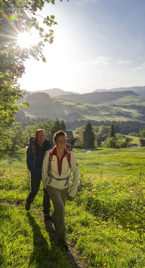 Wanderer auf der Martinshöhe in Oberreute © Klaus-Peter Kappest, Germany