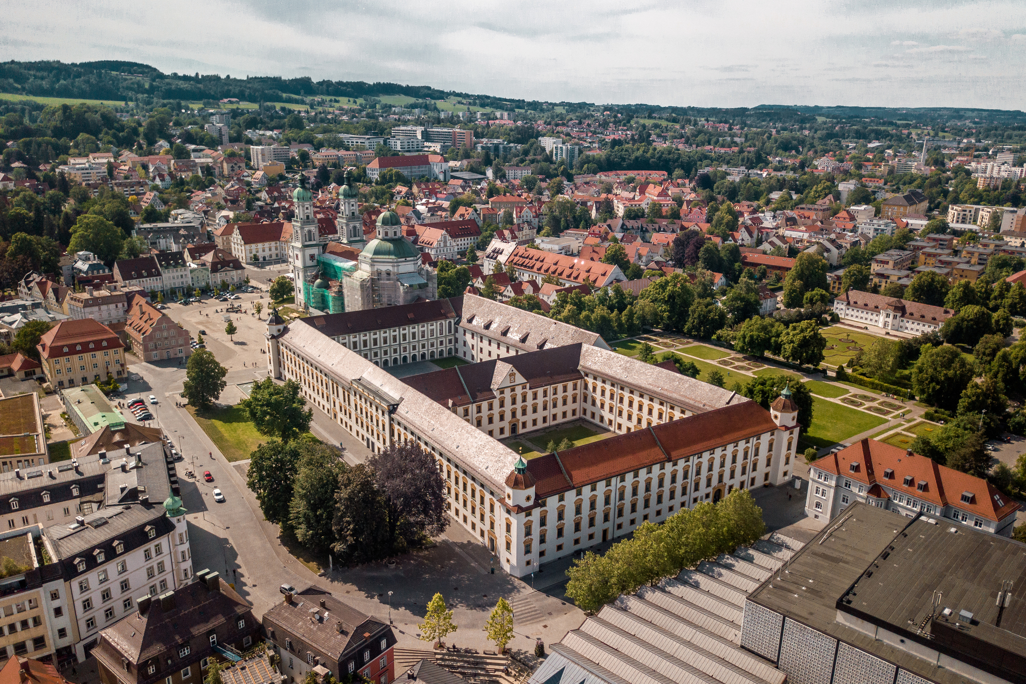 Luftaufnahme von der Residenz und der St. Lorenz Basilika in Kempten