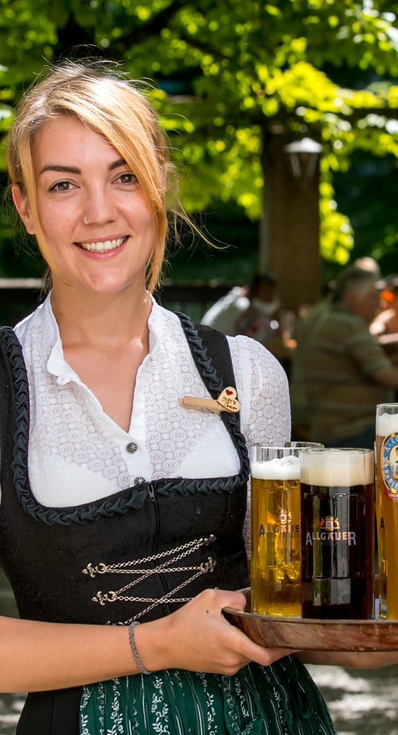 Eine Bedienung in einem Biergarten im Allgäu