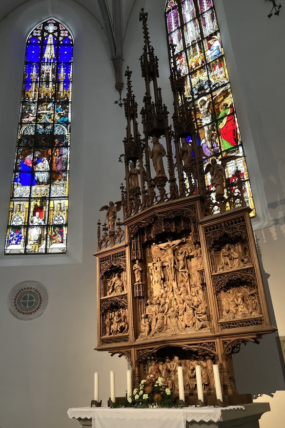 Aus Holz geschnitzter Altar der St.-Mang-Kirche