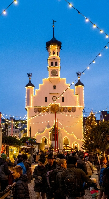 Rathausplatz in Kempten während dem Weihnachtsmarkt mit Lichtern am Abend