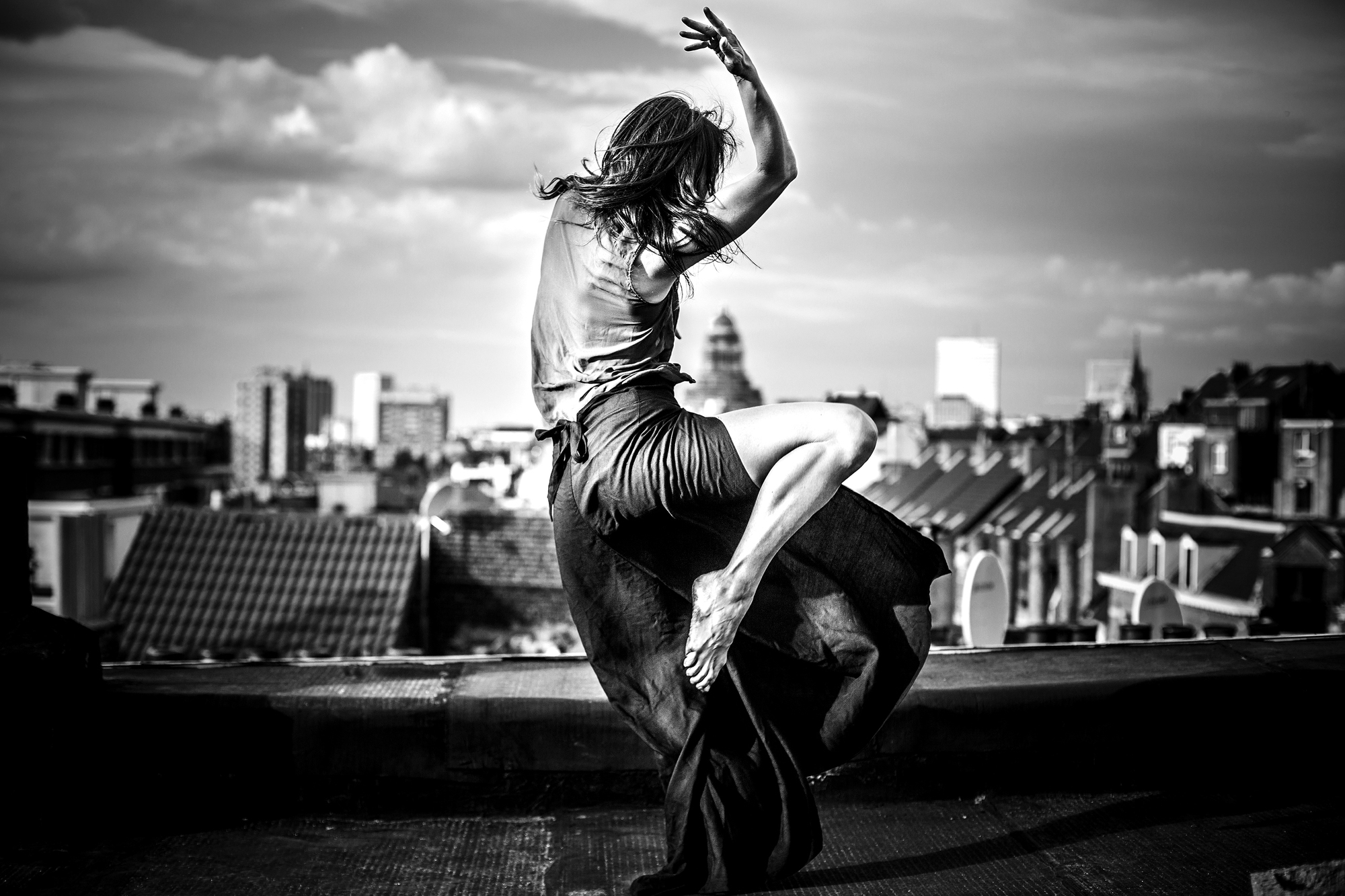 Eine Dame Tanzt über den Dächern der Stadt Ausdruckstanz