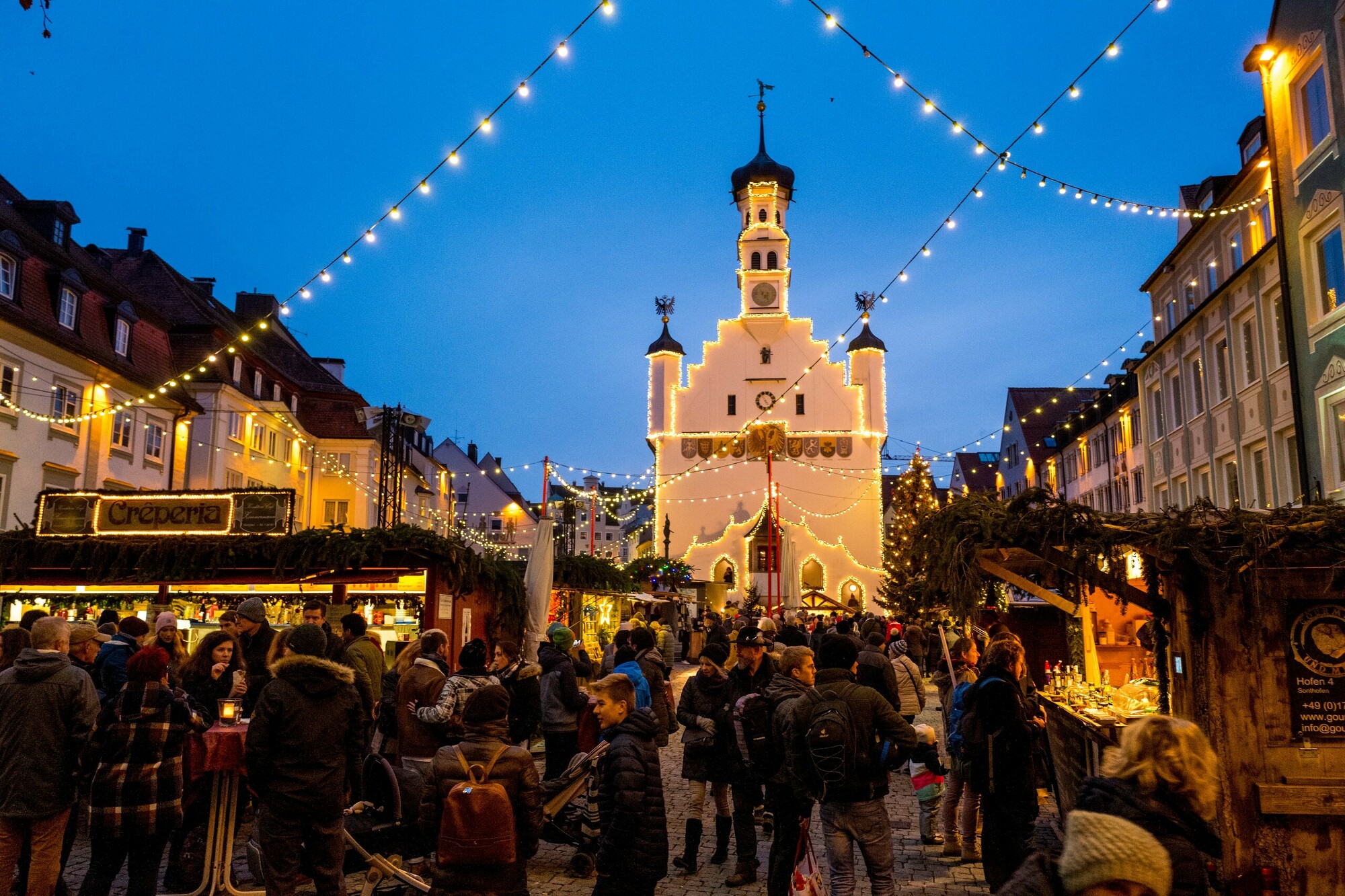 Rathausplatz in Kempten schön beleuchtet während dem Weihnachtsmarkt