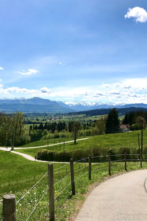 Erleben Sie grüne Wiesen und einzigartige Berge von Kempten aus