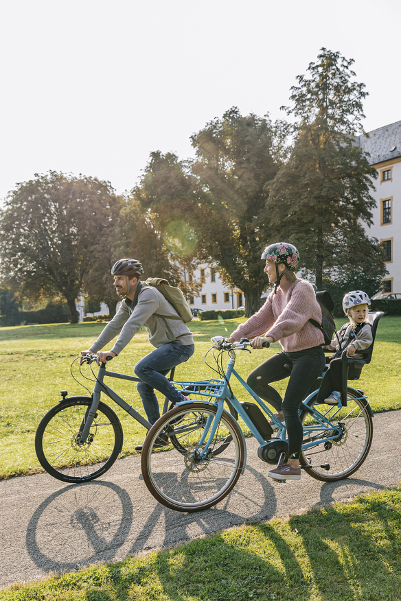 Eine Familie beim Radfahren in Kempten