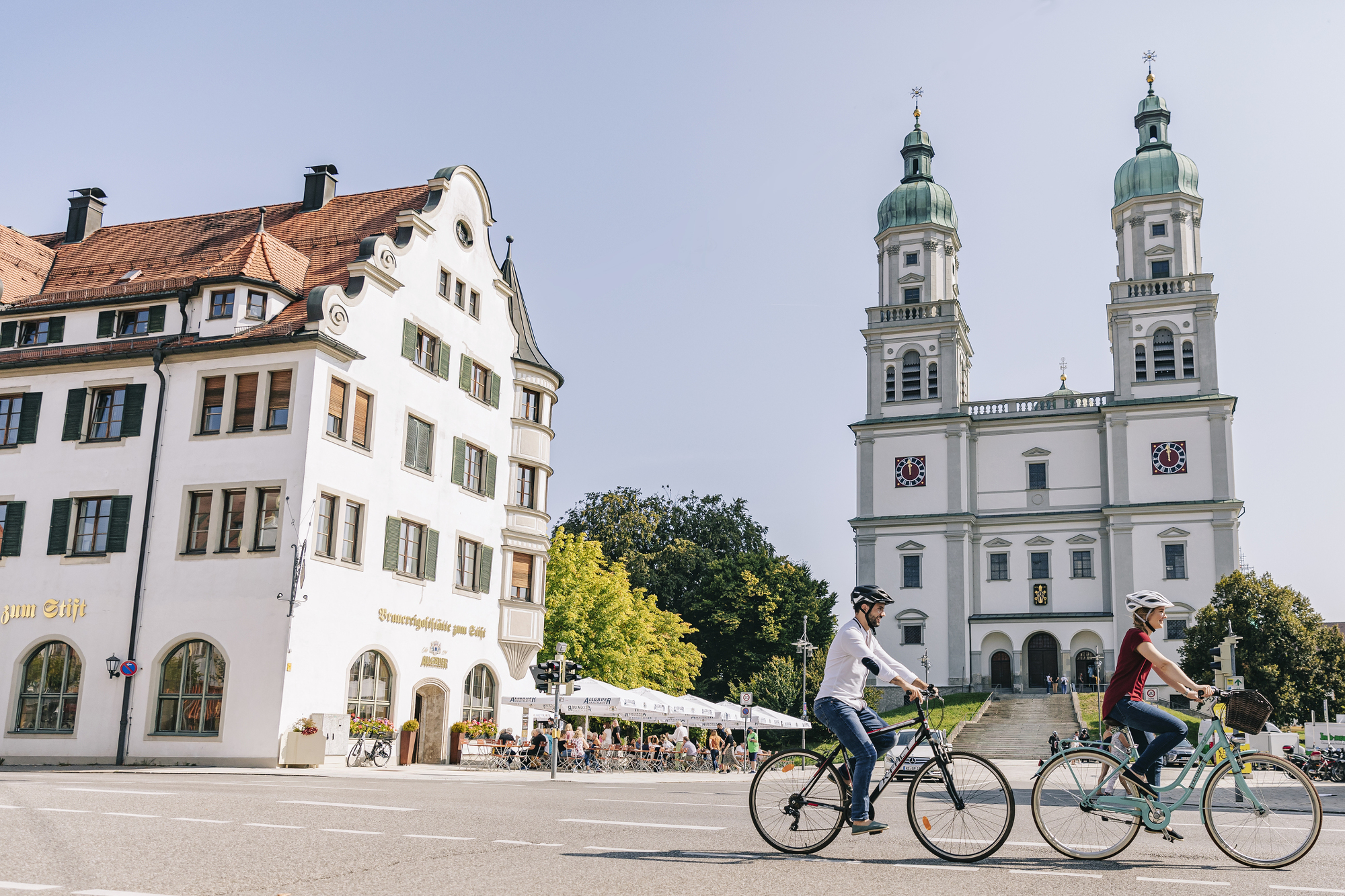 zwei Radfahrer vor der St.-Lorenz-Basilika