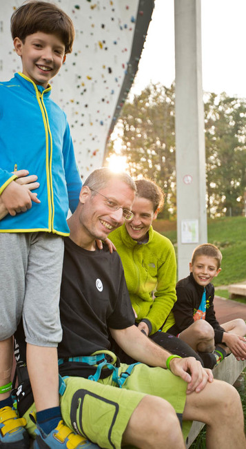 Eine Familie verweilt am Kletterturm im DAV Kletterzentrum in Kempten.