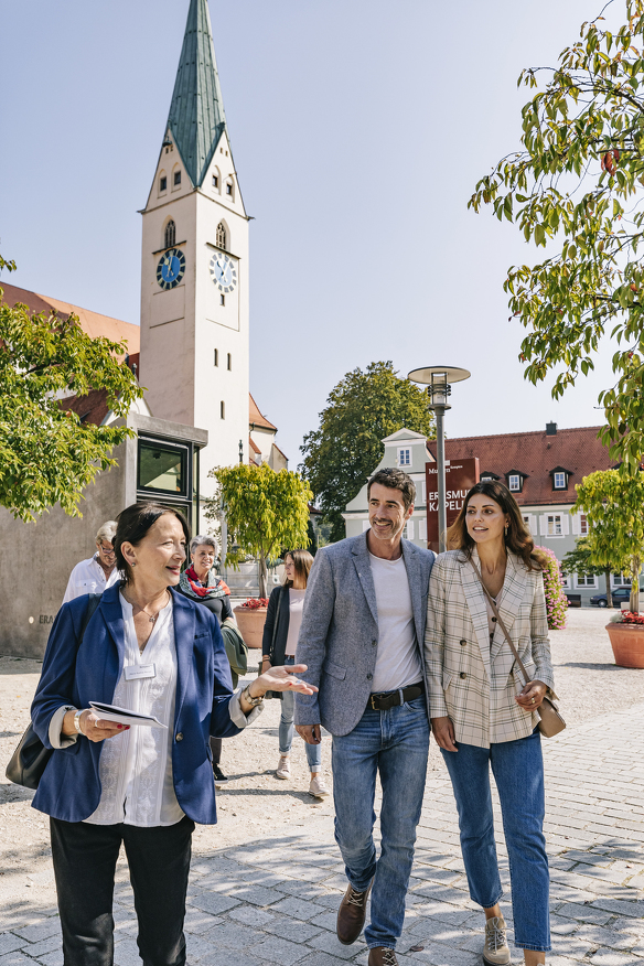 Gruppe wird im Rahmen einer Stadtführung über den St.-Mang-Platz geführt.