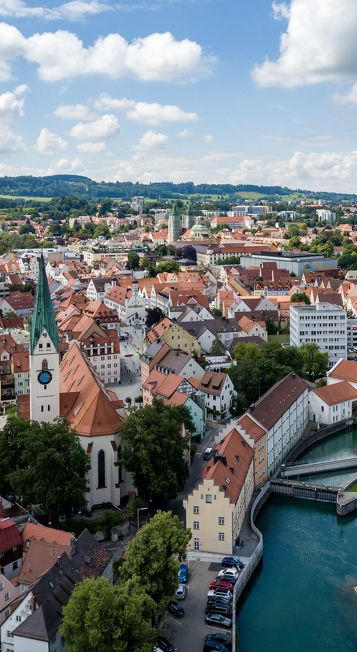 Eine Luftaufnahme von Kempten mit Blick auf die St.-Mang-Kirche