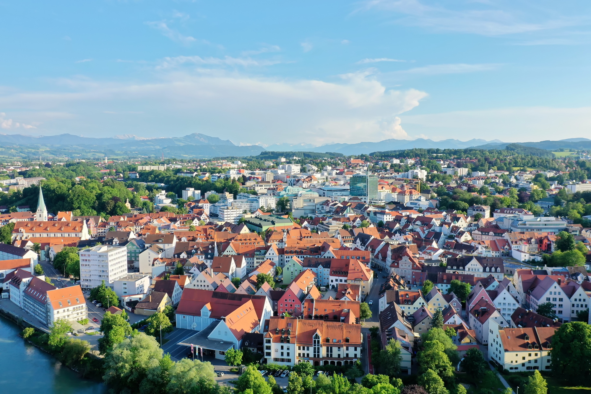 Luftaufnahme von Kempten mit Blick auf die Berge im Hintergrund