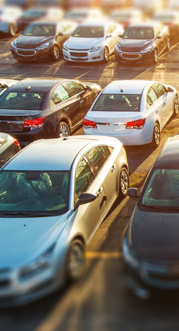 Parkende Autos auf einem Parkplatz