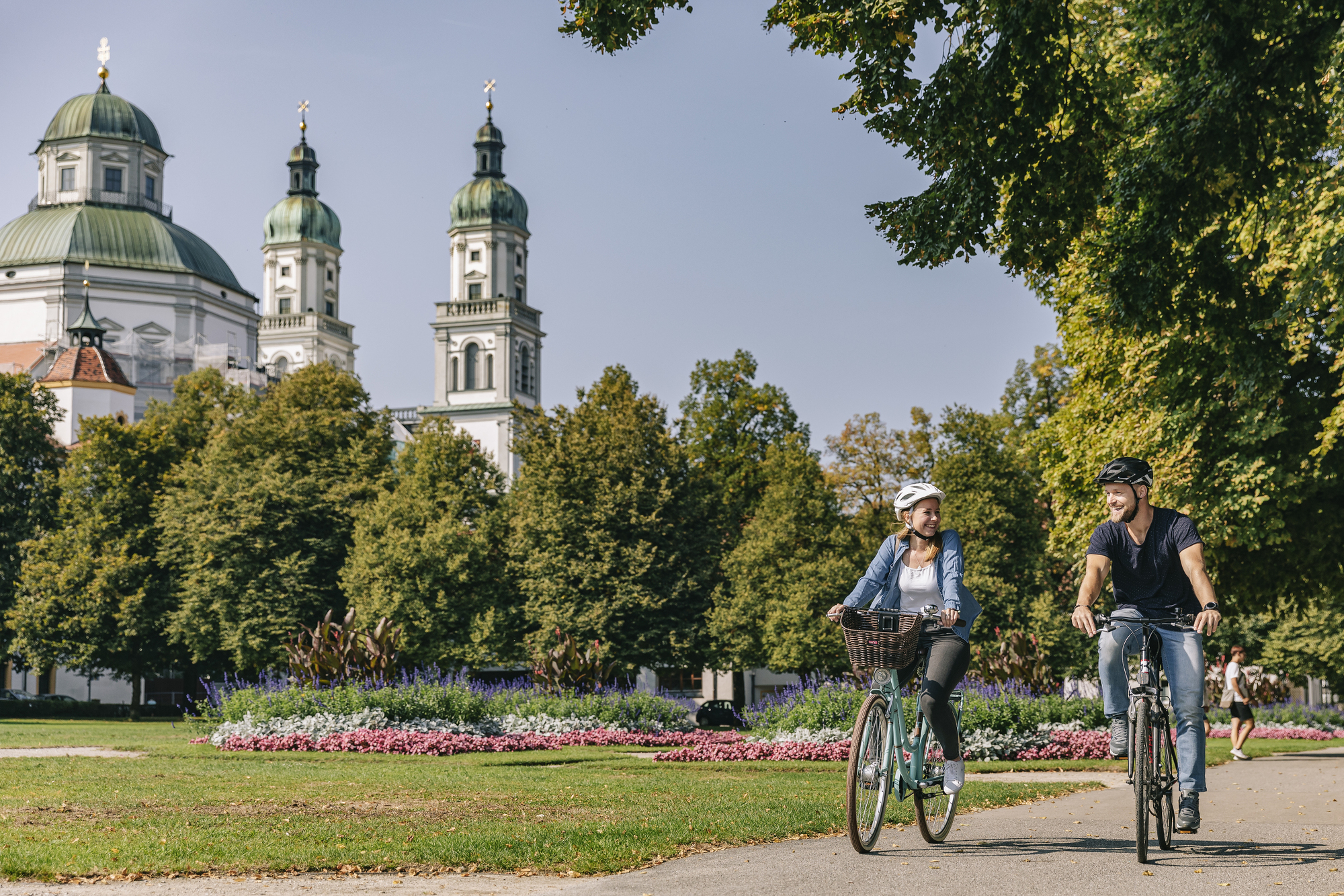 Radfahren in traumhafter Kulisse vor der Basilika St. Lorenz