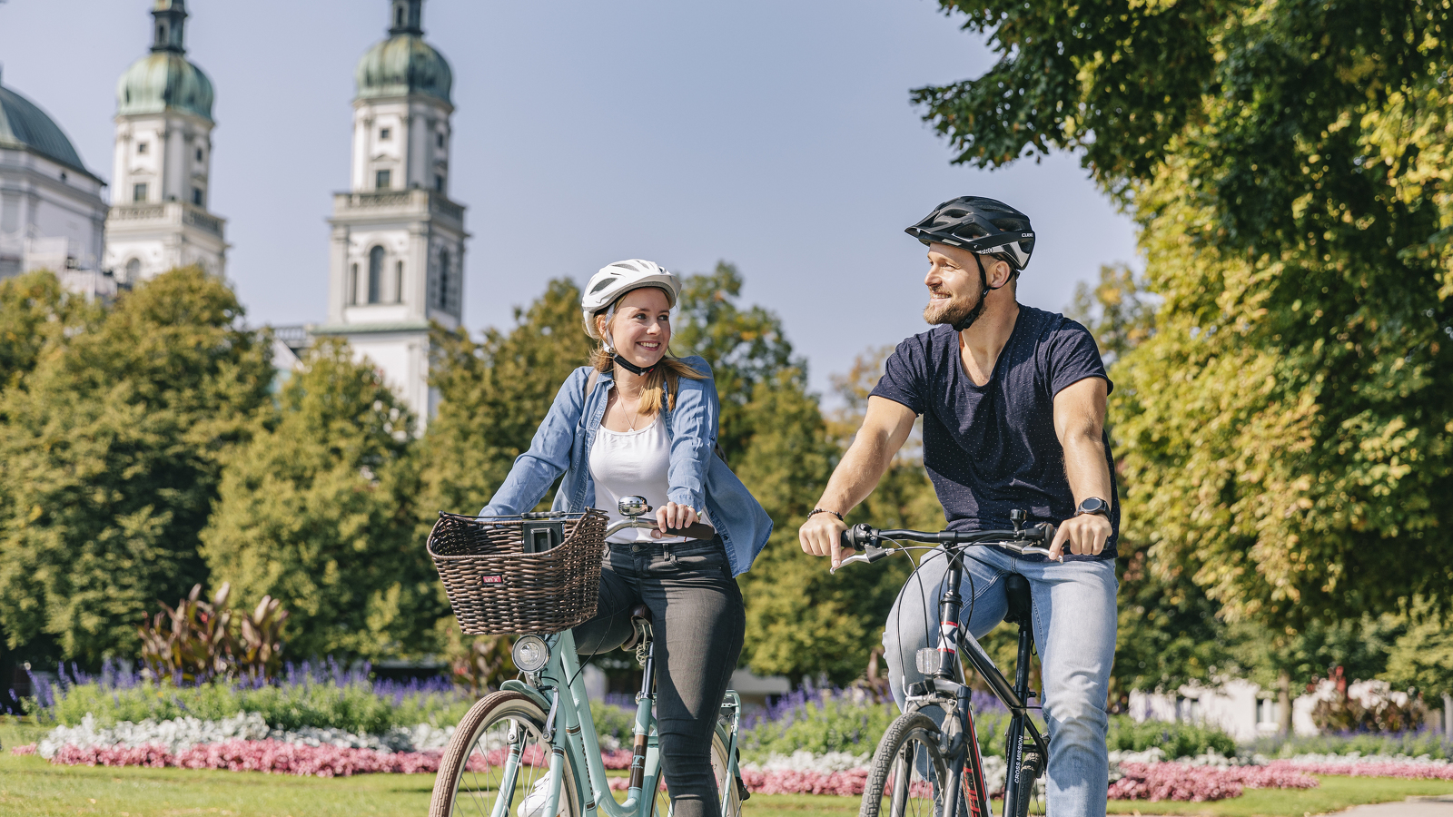 Ein Pärchen fährt Fahrrad im oberen Hofgarten