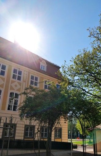 Außenansicht des Zumsteinhaus bei strahlendem Sonnenschein