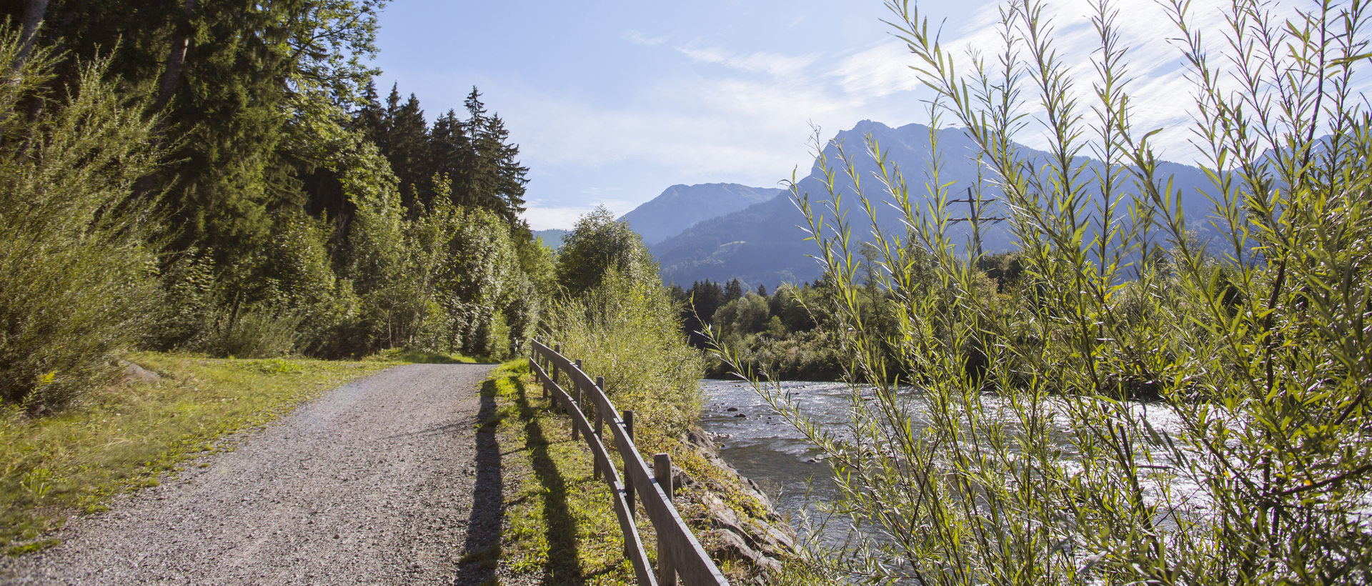 Blick auf die Iller und Berge im Hintergrund entlang des Illerradwegs