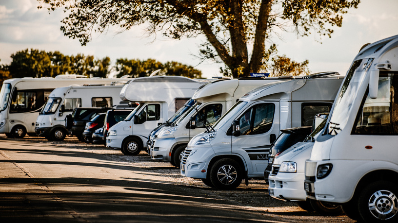 Wohnmobilstellplatz mit Wohnmobilen