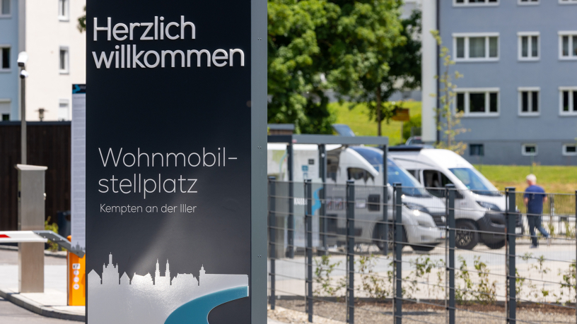 Wohnmobilstellplatz mit Wohnmobilen