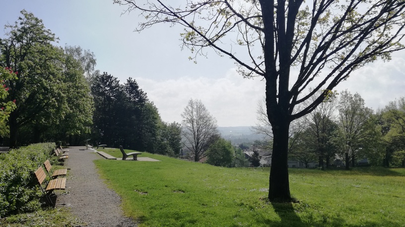 Blick auf die Ruhebänke in der Haubenschlossanlage