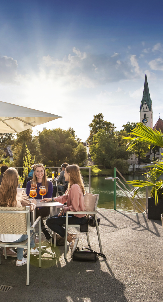 Bar an der Iller mit Blick auf die St.-Mang-Kirche in Kempten © Foud Vollmer Werbeagentur