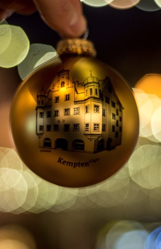 Bild der Kemptner Christbaumkugel mit dem Motiv "Kornhaus"