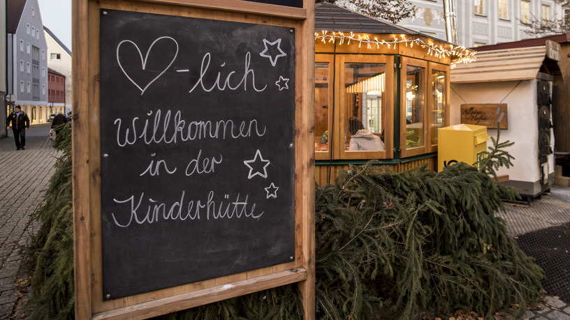 Schild vor der Kinderhütte auf dem Weihnachtsmarkt Kempten