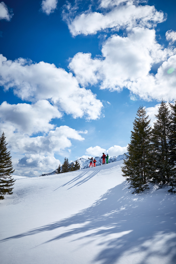 Eine Familie beim Skifahren im Allgäu © Allgäu GmbH, Christoph Gramann