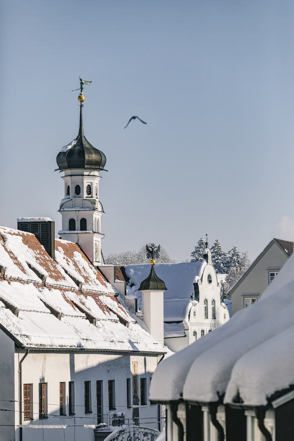 Blick über die verschneiten Dächer Kemptens