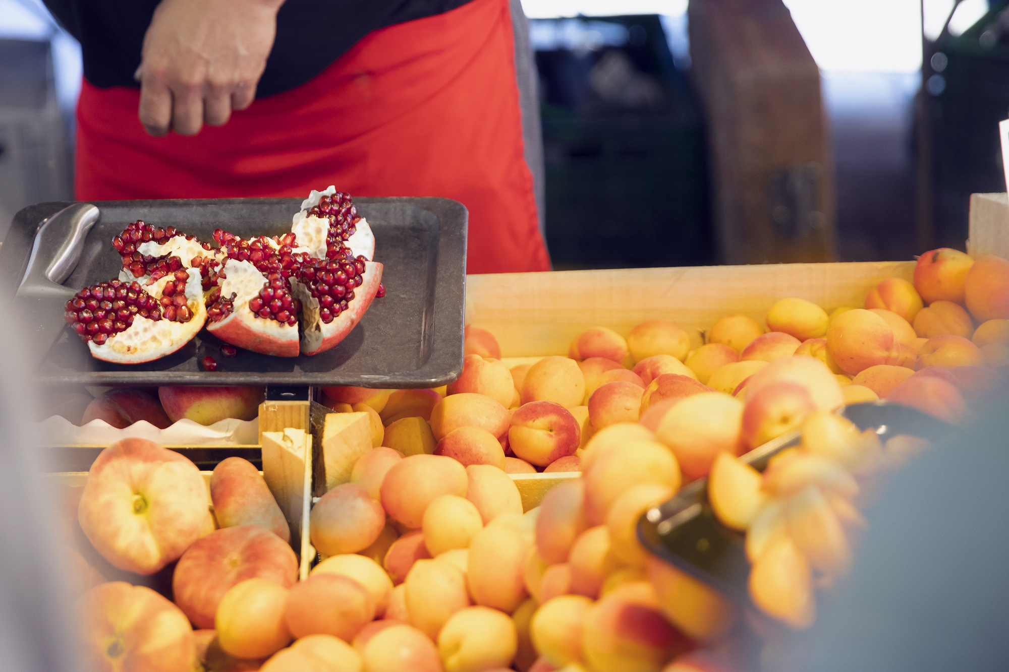 Detailaufnahme der Produktvielfalt auf dem Wochenmarkt Kempten