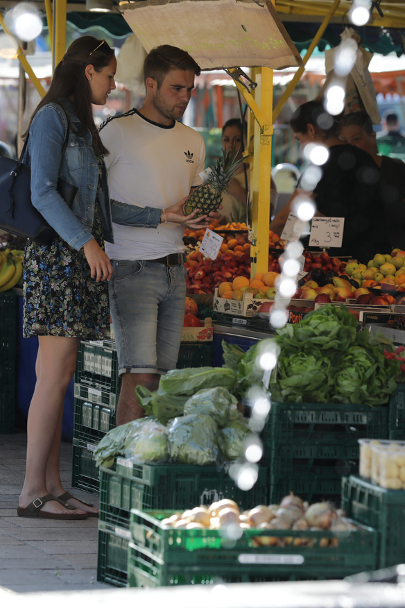 Junges Paar beim Einkaufen auf dem Wochenmarkt Kempten
