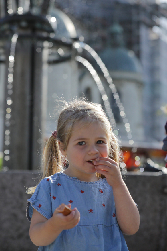 Kleines Mädchen auf dem Wochenmarkt