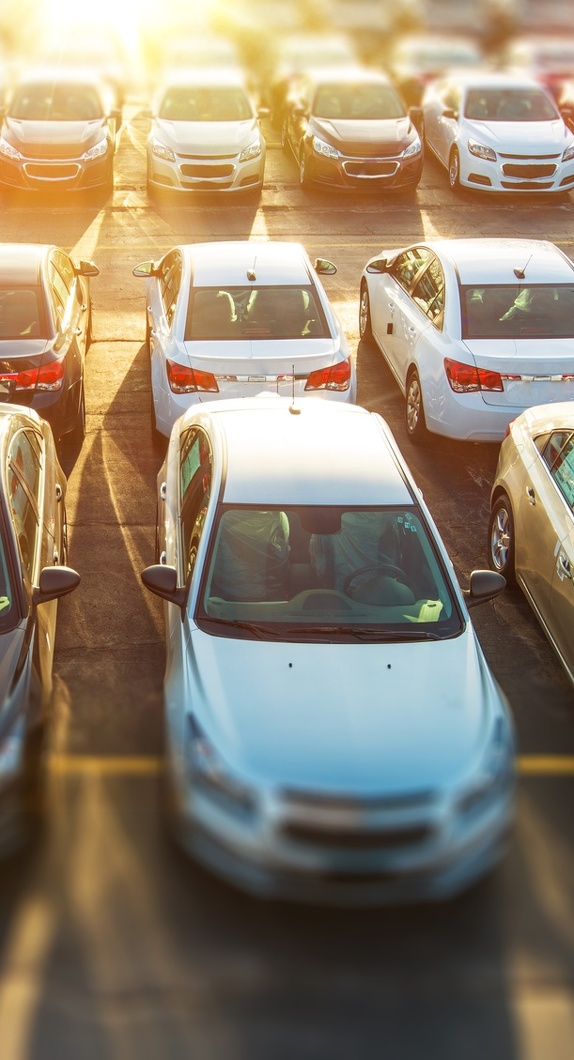 Parkende Autos auf einem Parkplatz