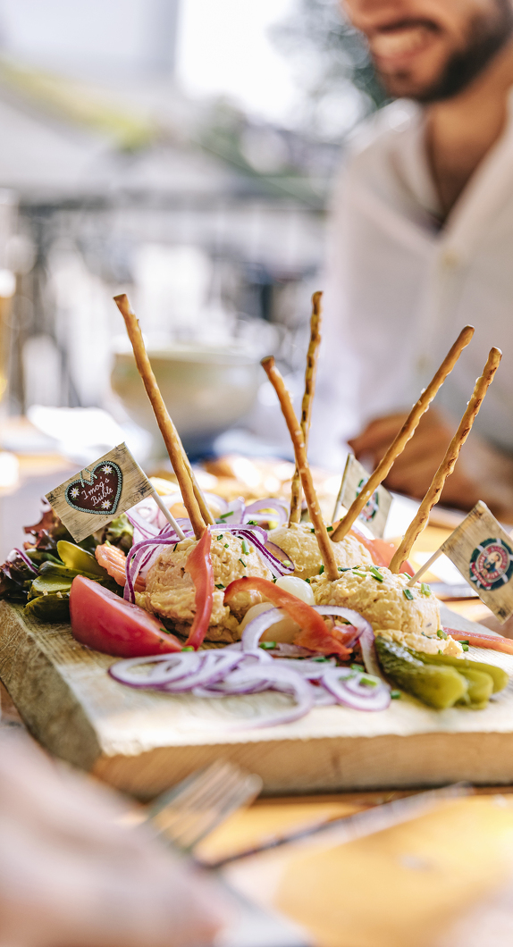 Eine schmackhafte Brotzeit im Biergarten