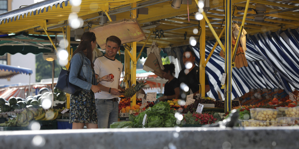 Pärchen beim Einkaufen auf dem Wochenmarkt Kempten