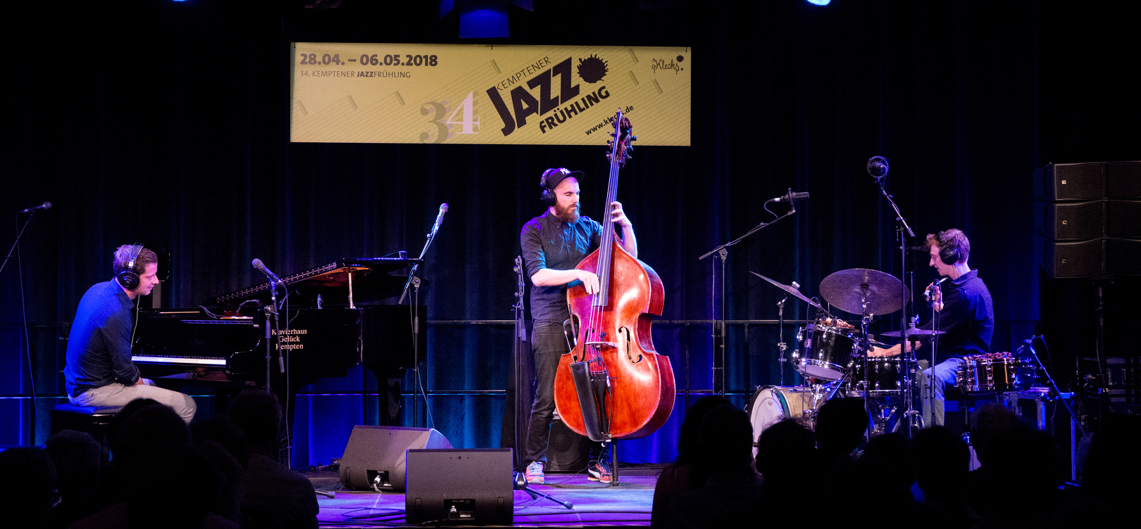 Mann spielt Kontrabass auf der Bühne des Kemptener Jazzfrühling