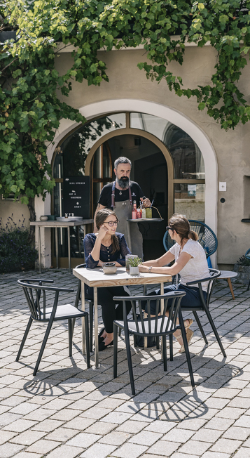 Ein Gastronom serviert die Getränke