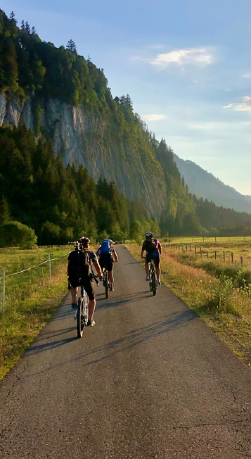 Radfahrergruppe im Sonnenuntergang