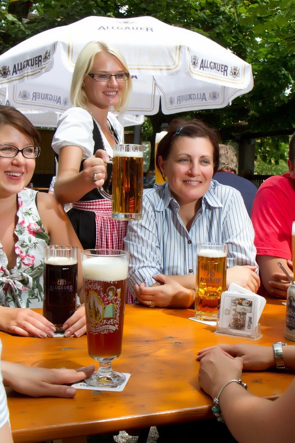 Bedienung in einem Biergarten in Kempten