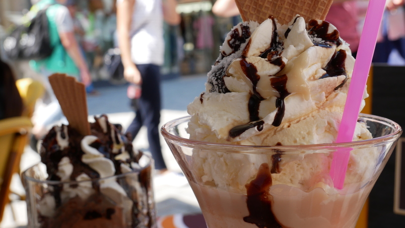 Zwei Eisbecher mit Sahne in der Innenstadt von Kempten