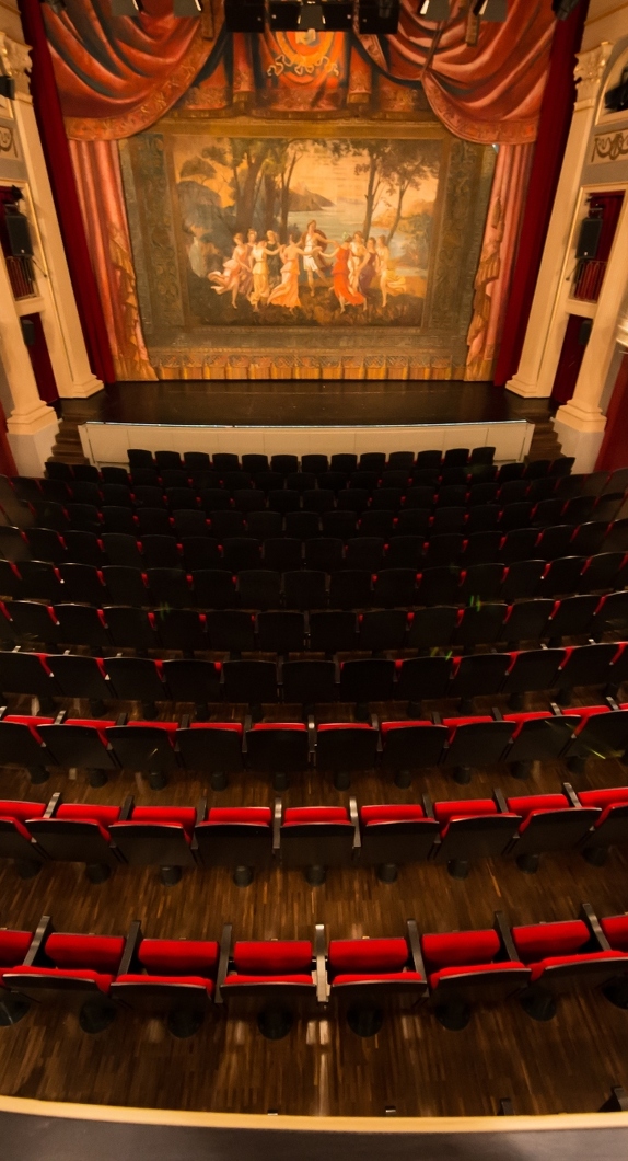 Bühne und Stühle im Theatersaal