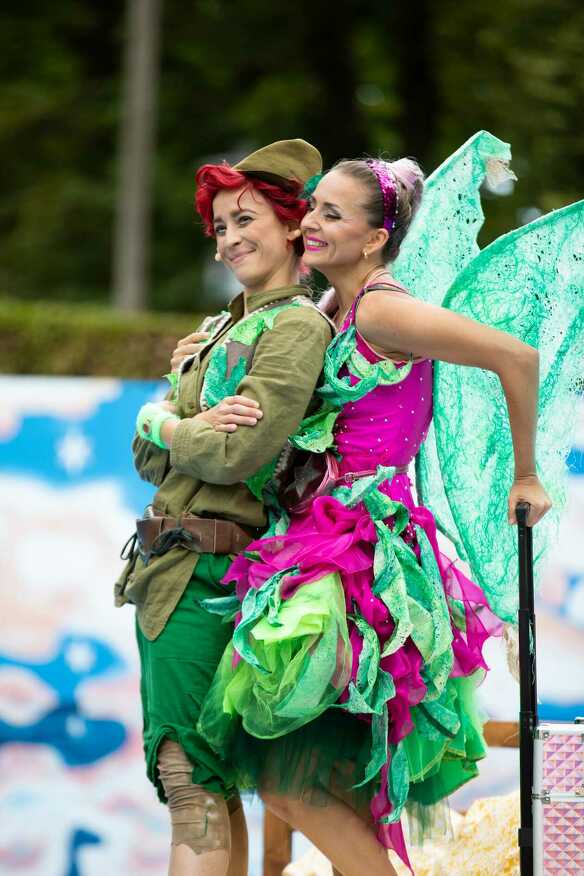 Die Schauspieler spielen das Stück Peter Pan und Tinkerbell auf der Burghalde