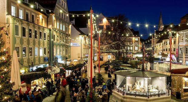 Der schöne Weihnachtsmarkt auf dem Rathausplatz
