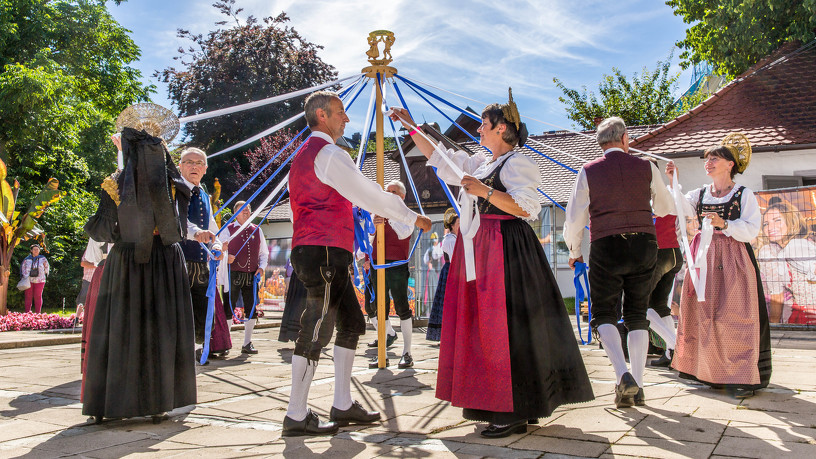 Menschen tanzen in Tracht