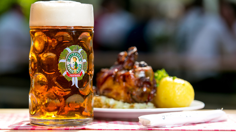 Bild eines halben Hähnchens und einer Maß Bier
