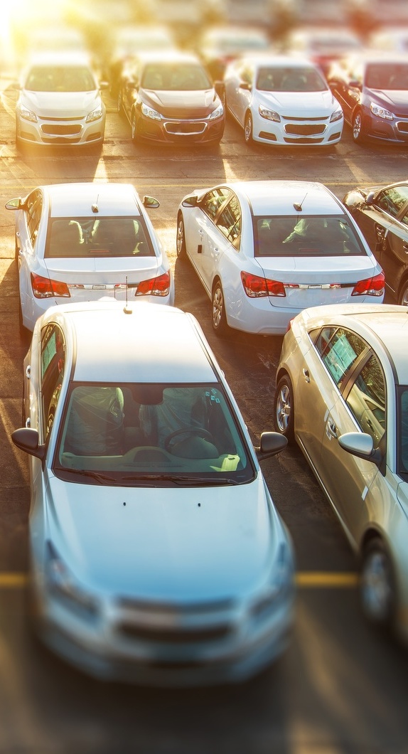 Parkplatz mit parkenden Autos aus Vogelperspektive