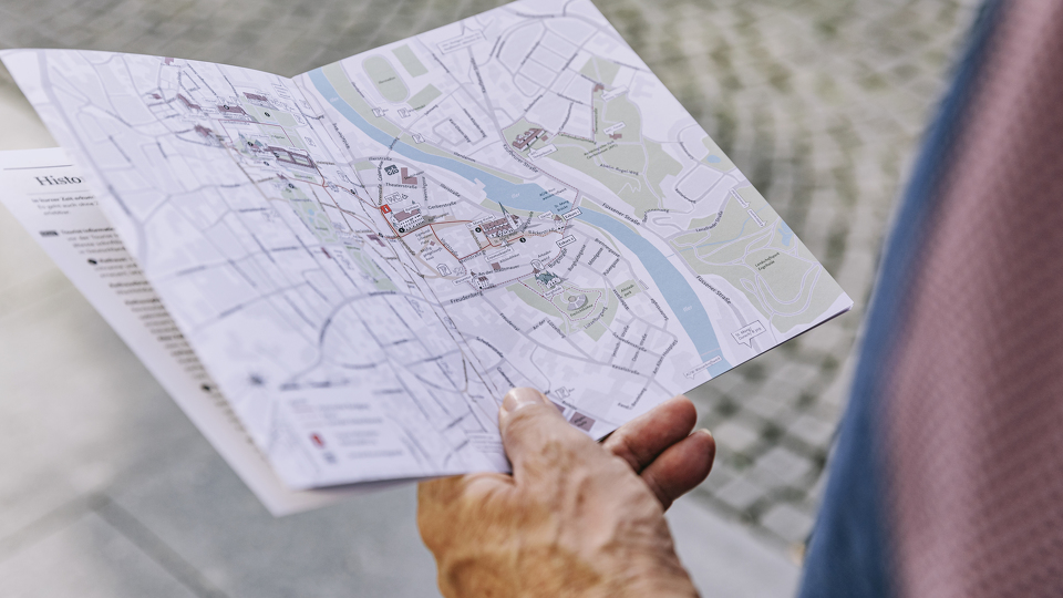 Besucher mit Stadtplan in der Hand