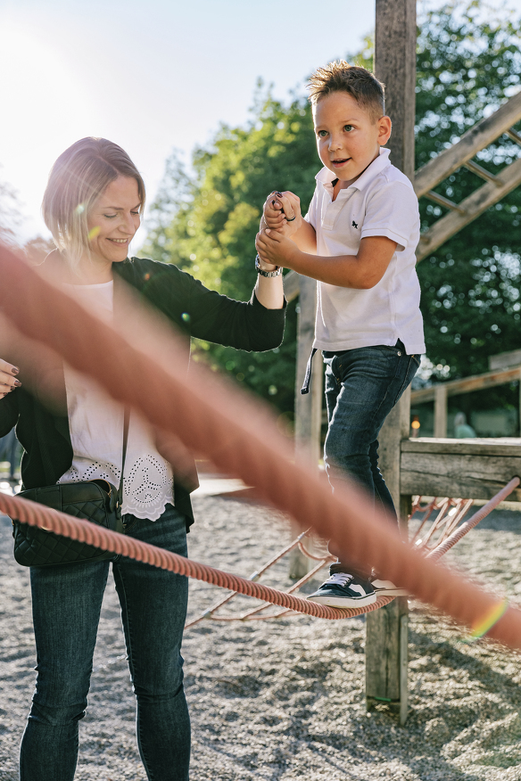 Mutter und Sohn spielen auf dem Römerspielplatz.