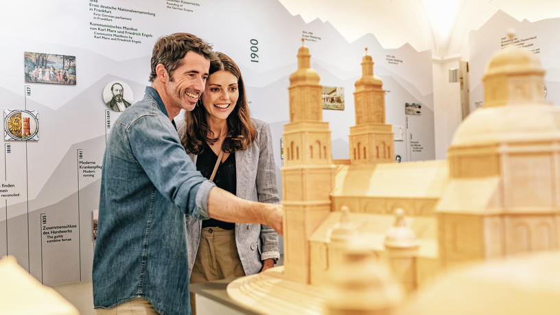 Pärchen besichtigt das Kempten-Museum im Zumsteinhaus